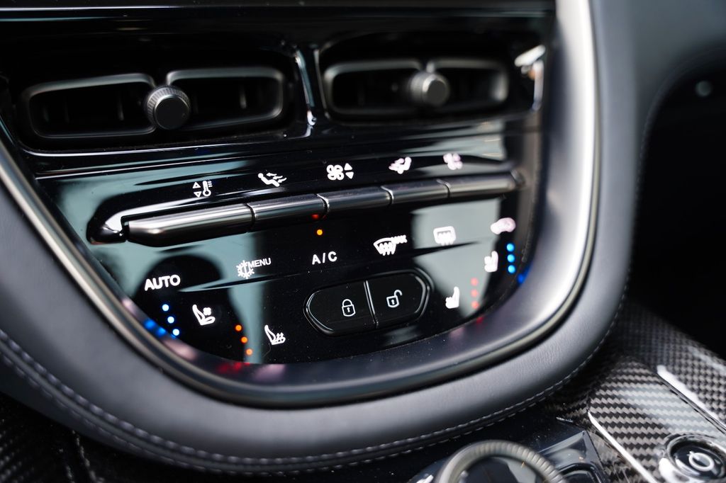 Aston Martin DBX 2024