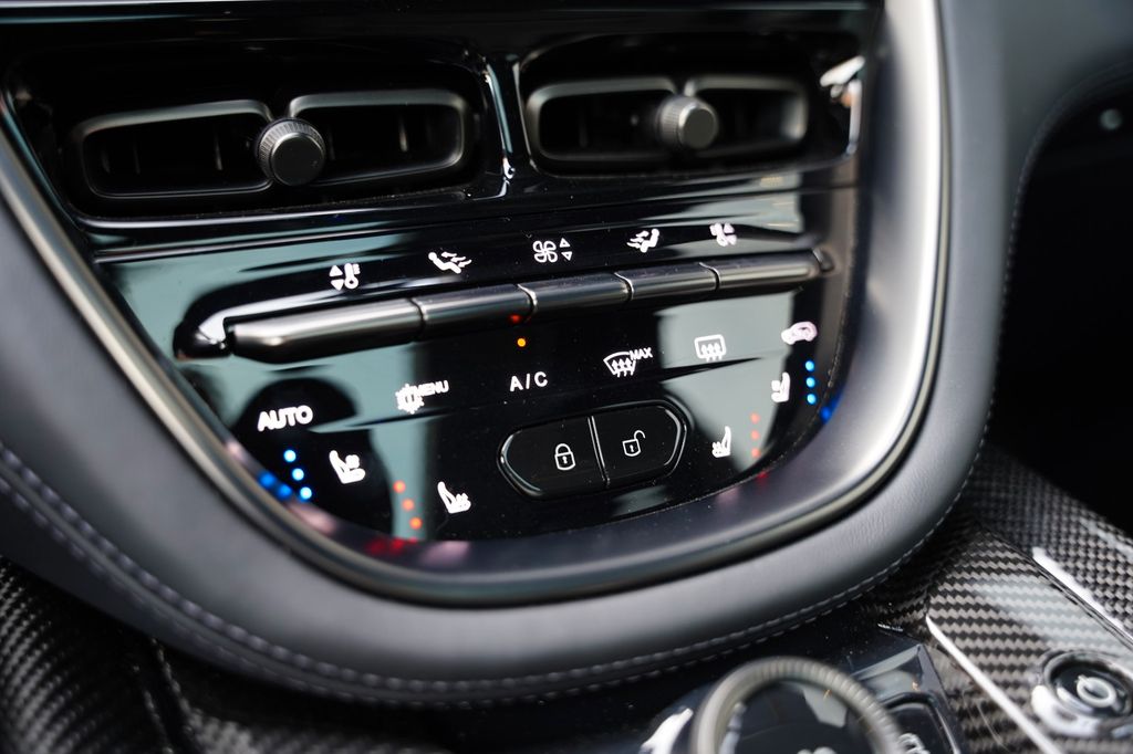 Aston Martin DBX 2024