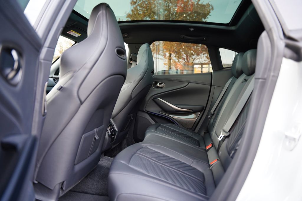 Aston Martin DBX 2024