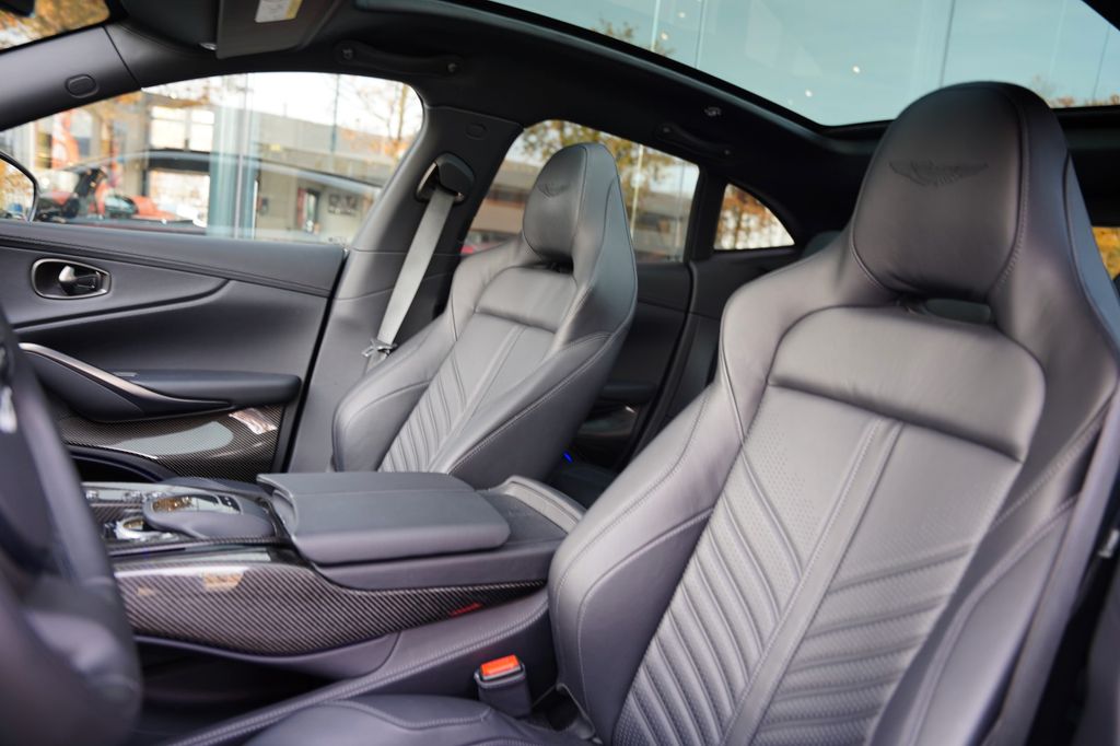 Aston Martin DBX 2024