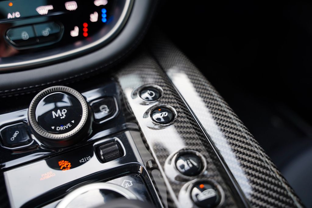 Aston Martin DBX 2024