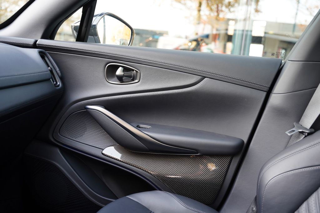 Aston Martin DBX 2024