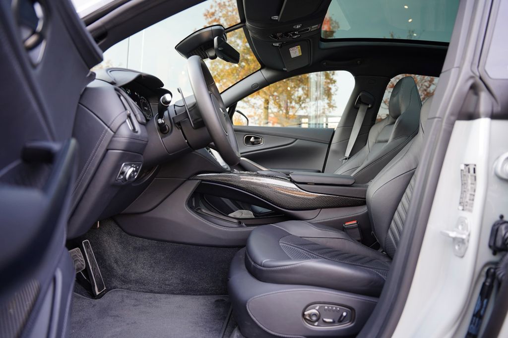 Aston Martin DBX 2024