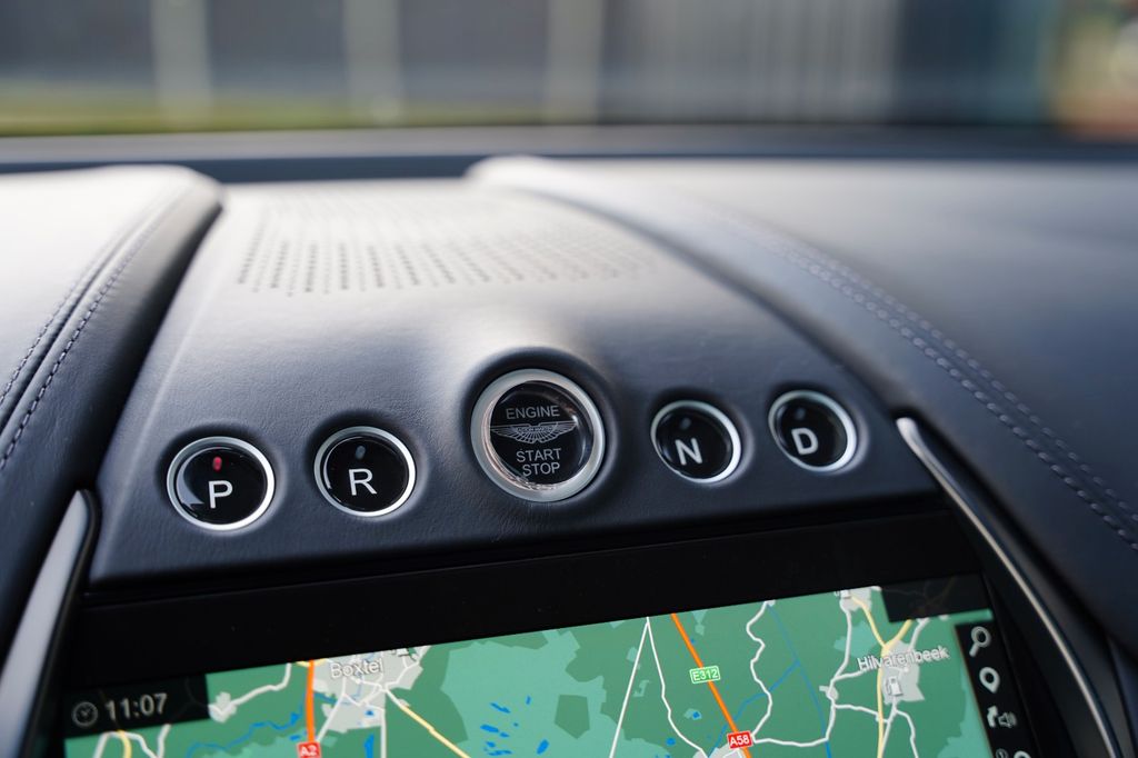 Aston Martin DBX 2024