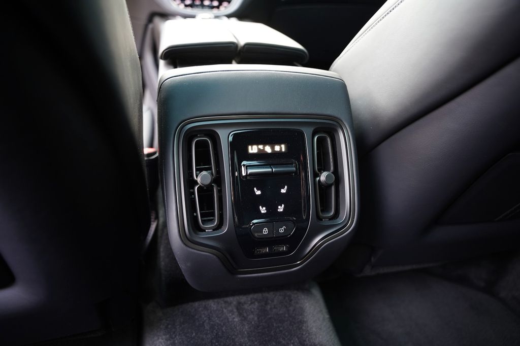 Aston Martin DBX 2024