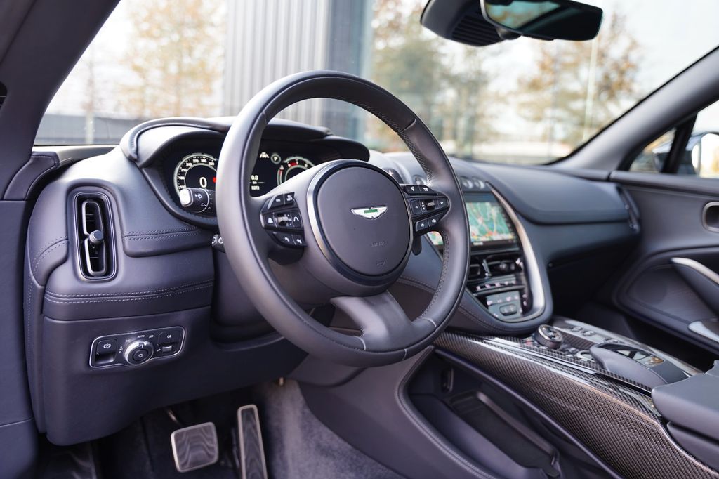 Aston Martin DBX 2024