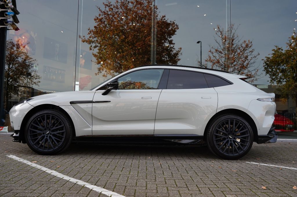 Aston Martin DBX 2024