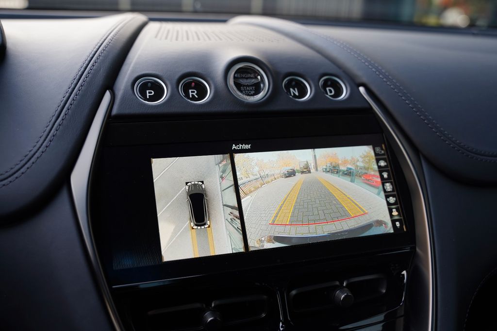 Aston Martin DBX 2024