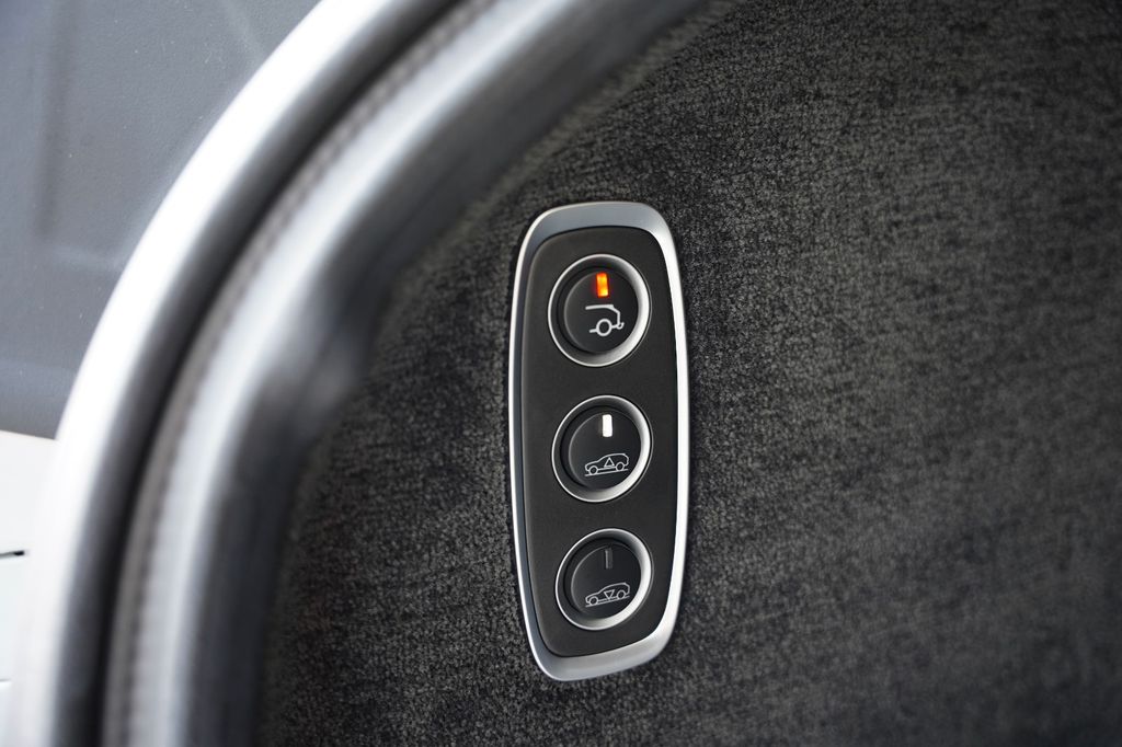 Aston Martin DBX 2024