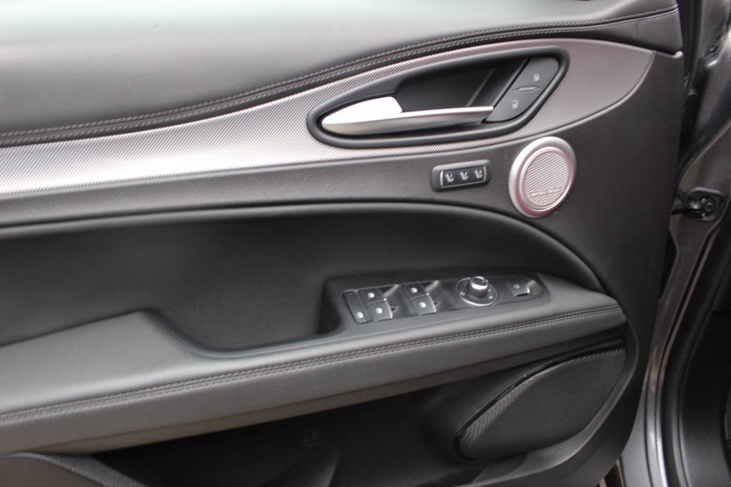 Alfa Romeo Stelvio 2023