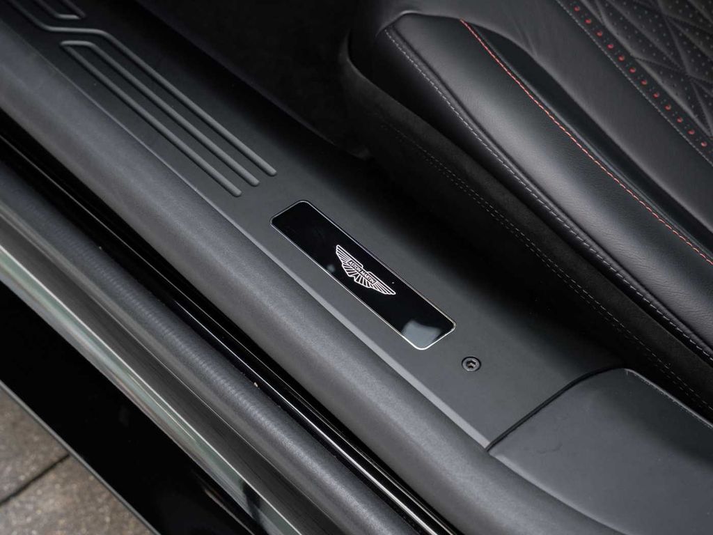 Aston Martin DB12 2024