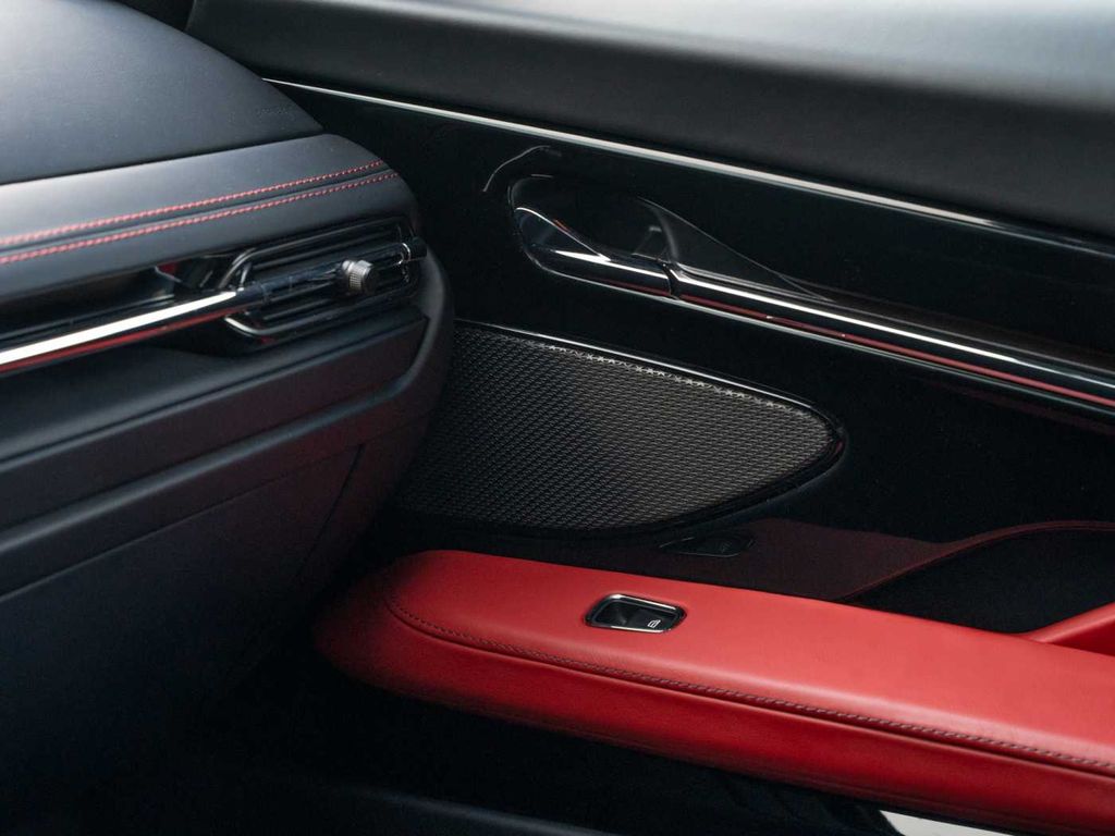 Aston Martin DB12 2024