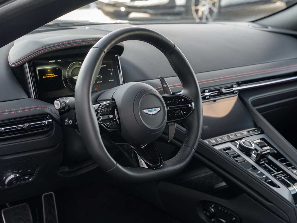 Aston Martin DB12 2024