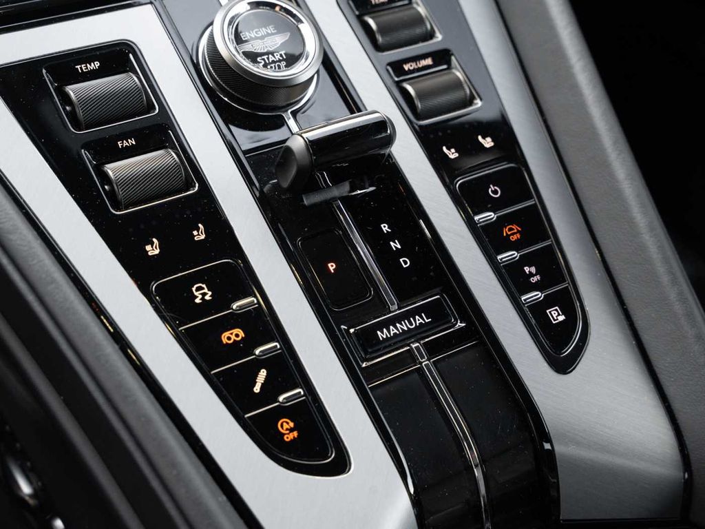 Aston Martin DB12 2024