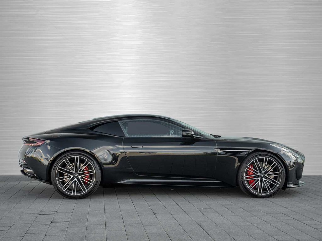 Aston Martin DB12 2024