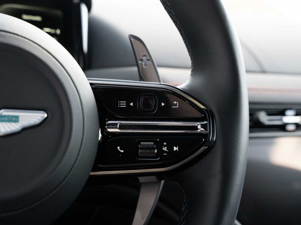 Aston Martin DB12 2024