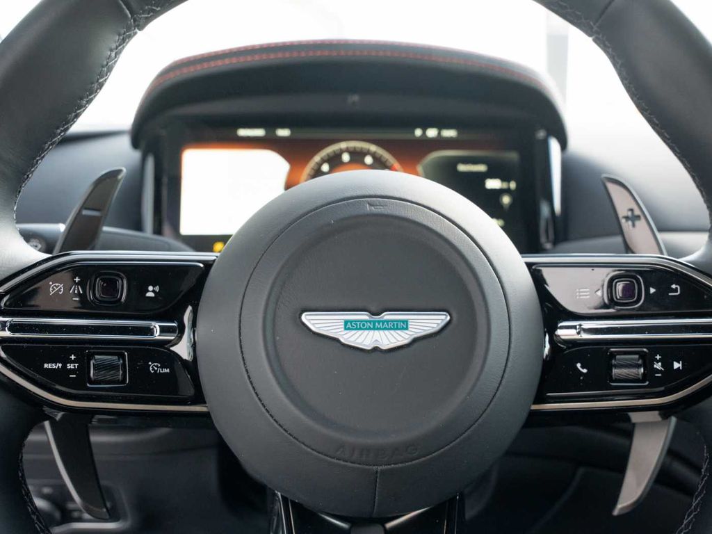 Aston Martin DB12 2024