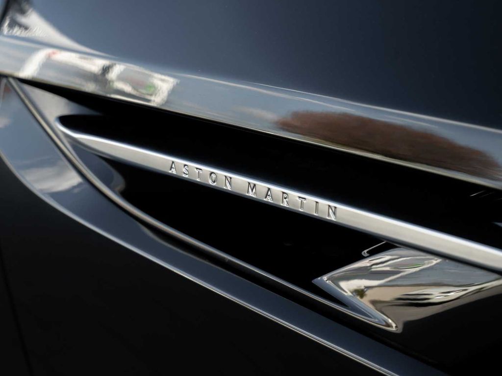 Aston Martin DB12 2024