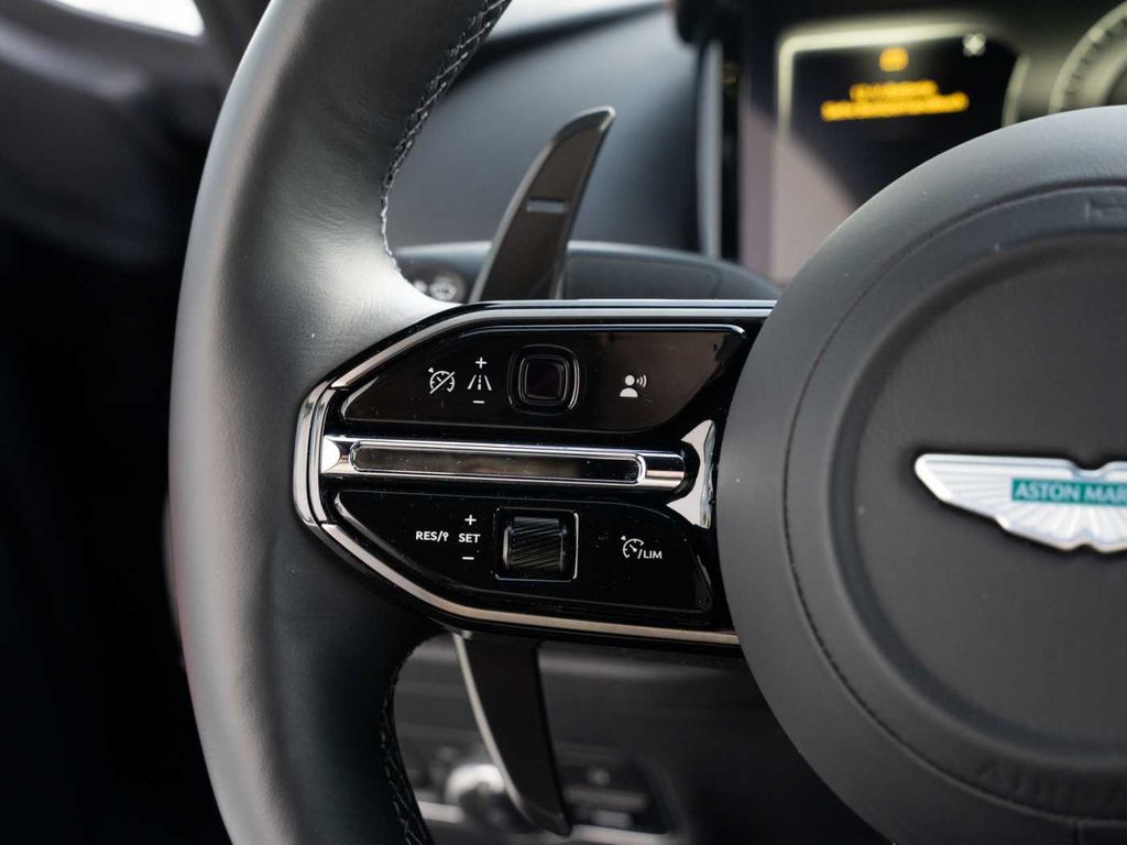 Aston Martin DB12 2024