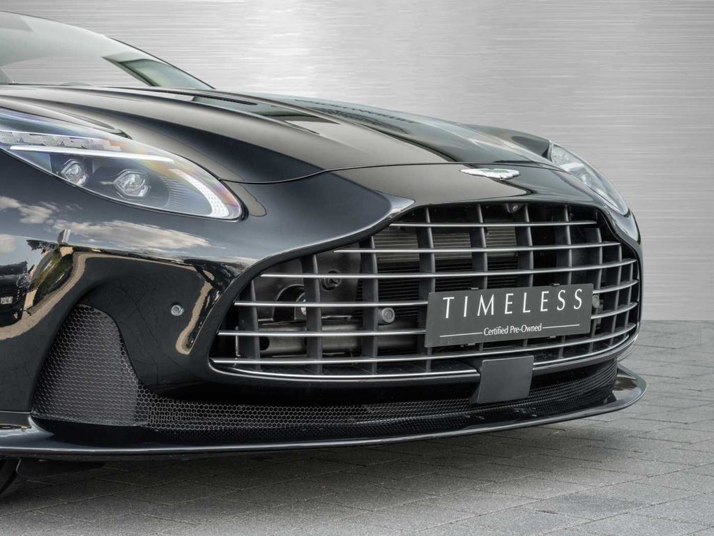 Aston Martin DB12 2024