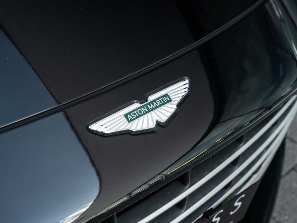 Aston Martin DB12 2024