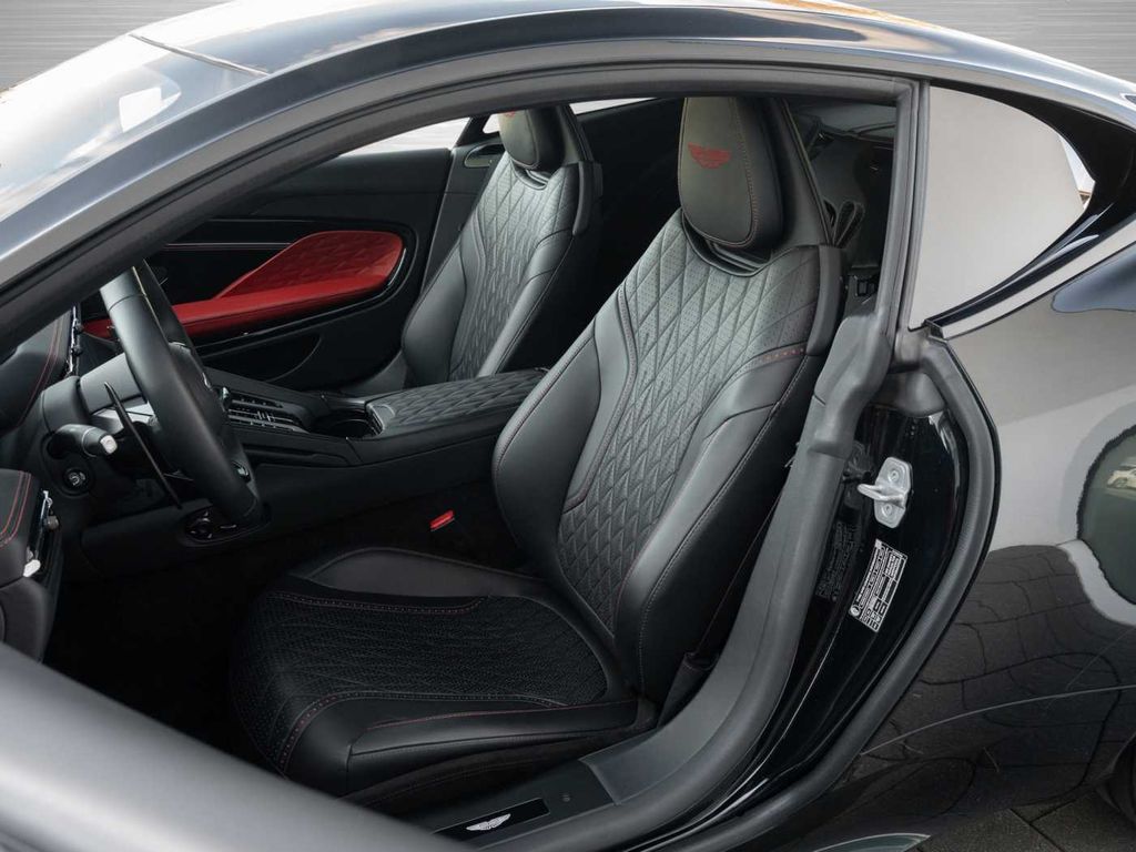 Aston Martin DB12 2024