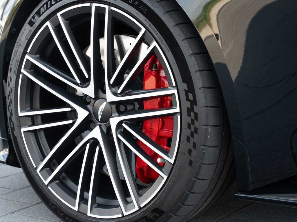 Aston Martin DB12 2024