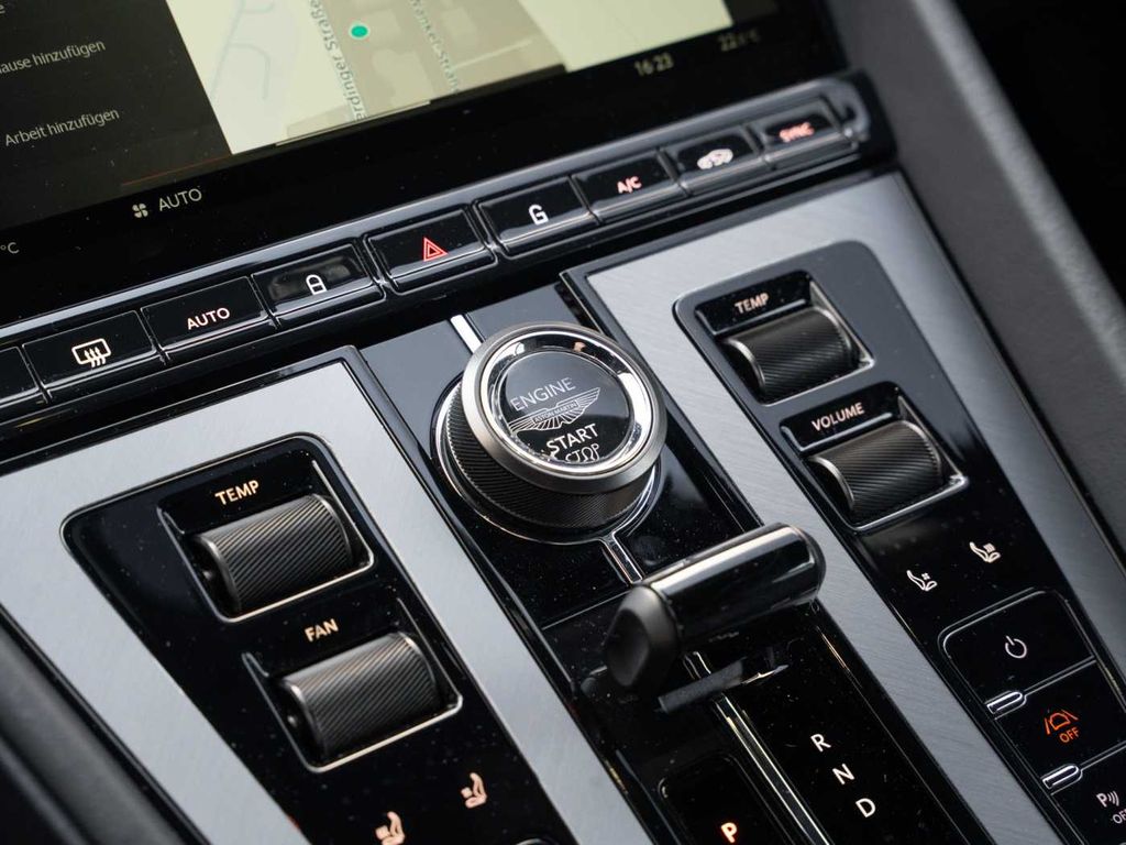 Aston Martin DB12 2024