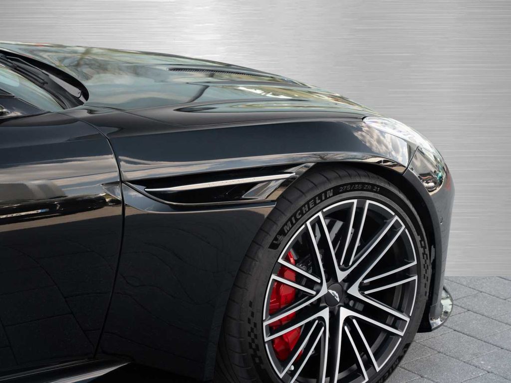 Aston Martin DB12 2024