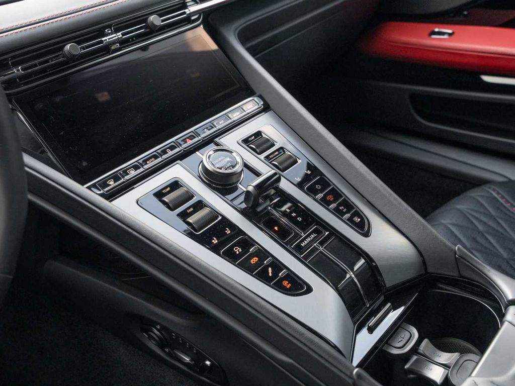 Aston Martin DB12 2024