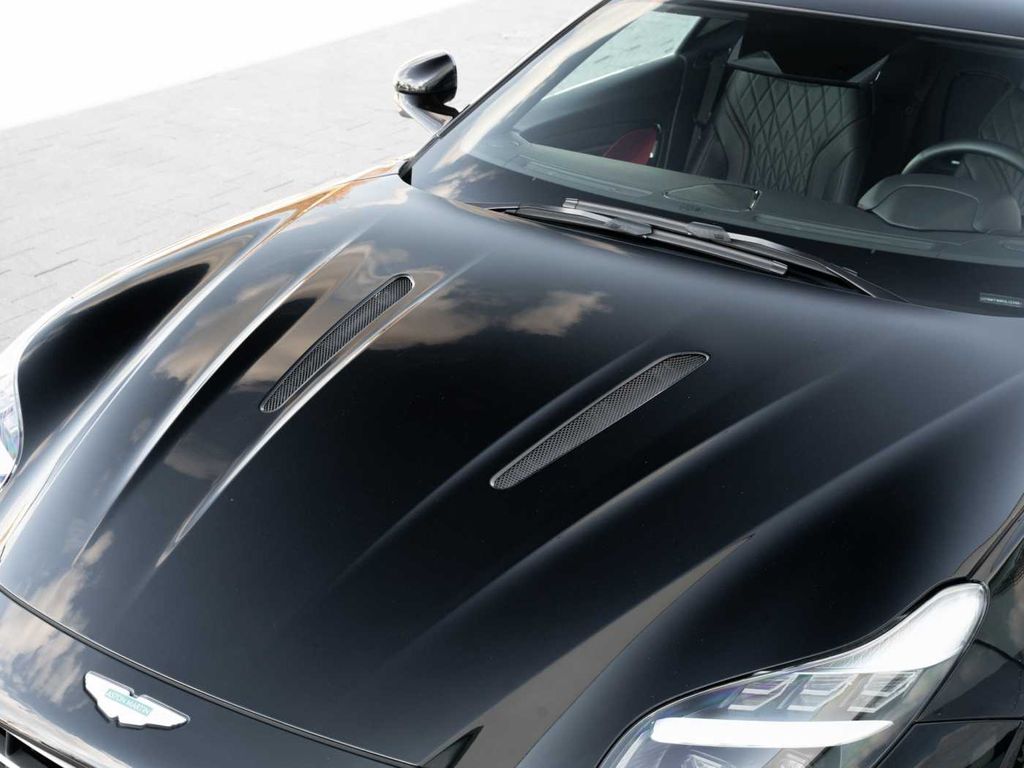 Aston Martin DB12 2024