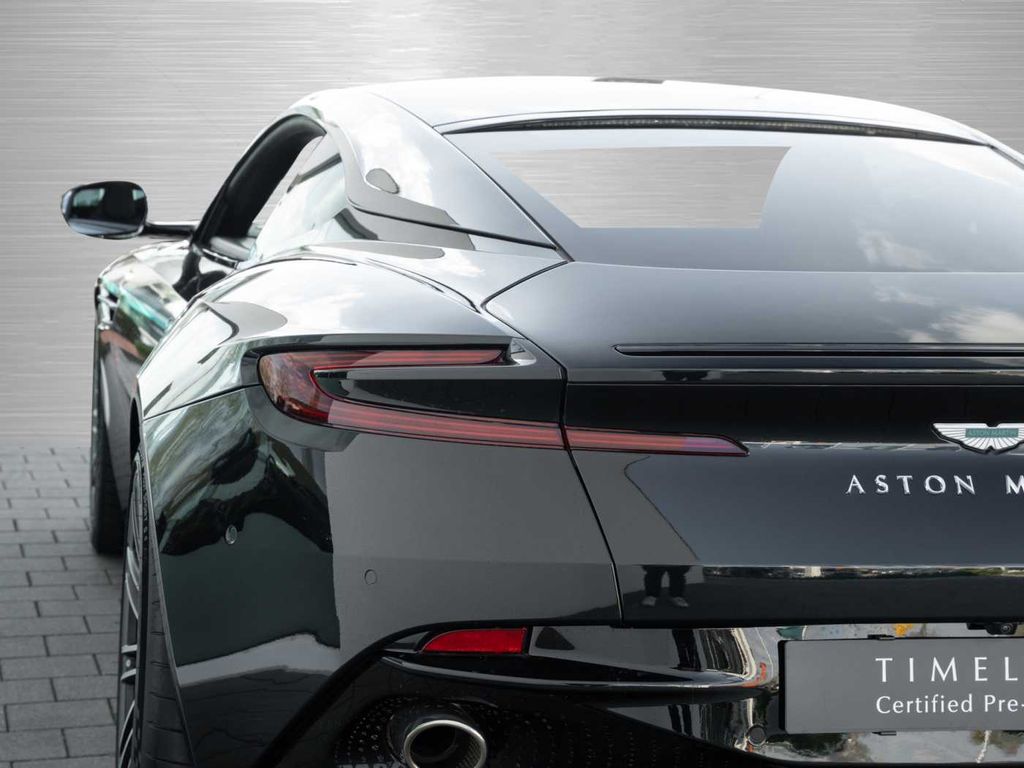 Aston Martin DB12 2024
