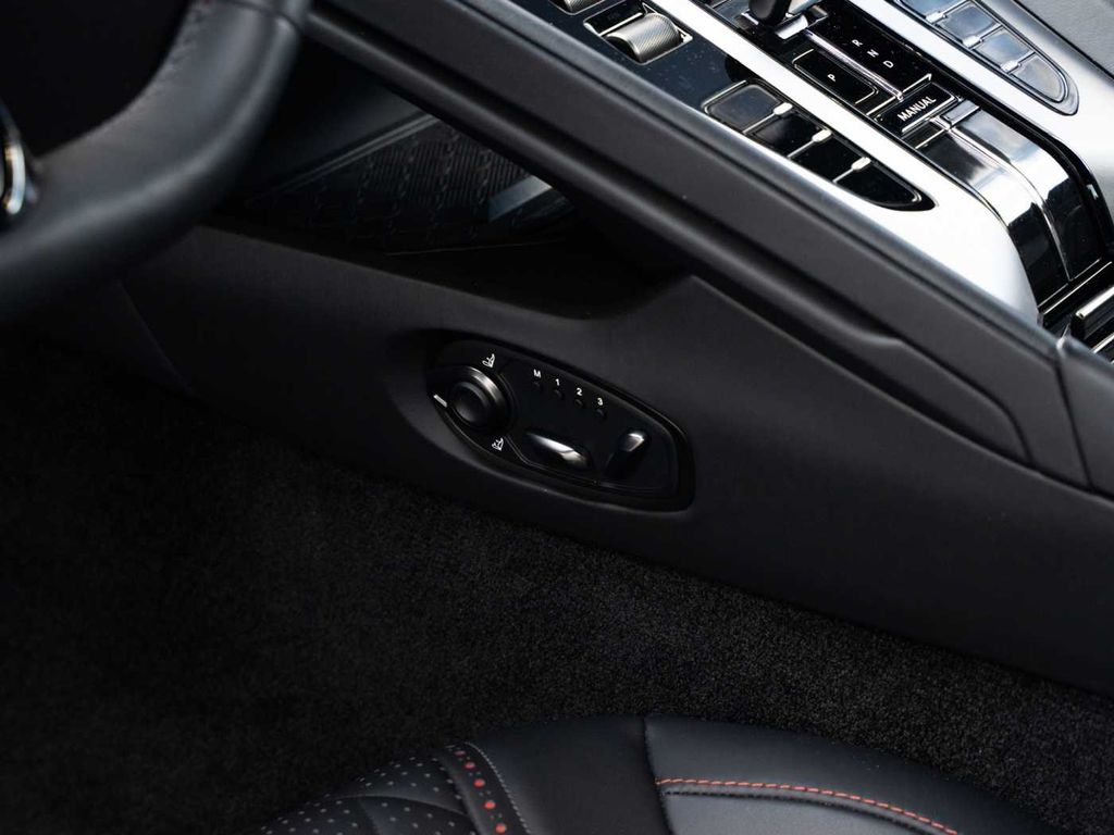 Aston Martin DB12 2024