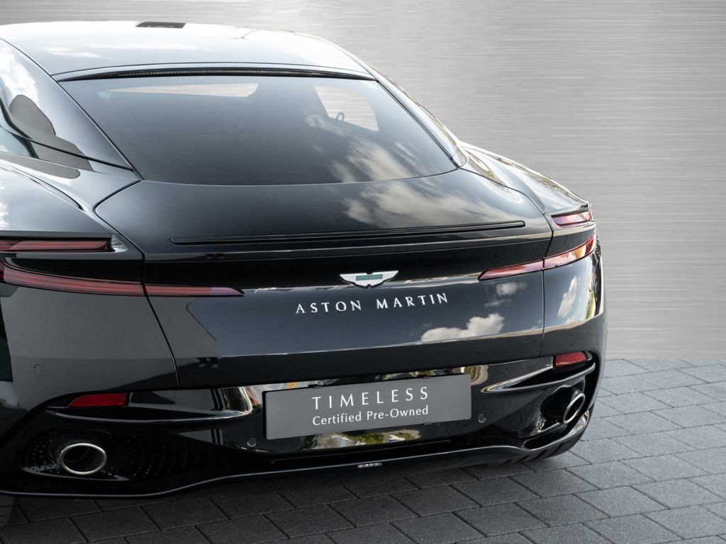 Aston Martin DB12 2024