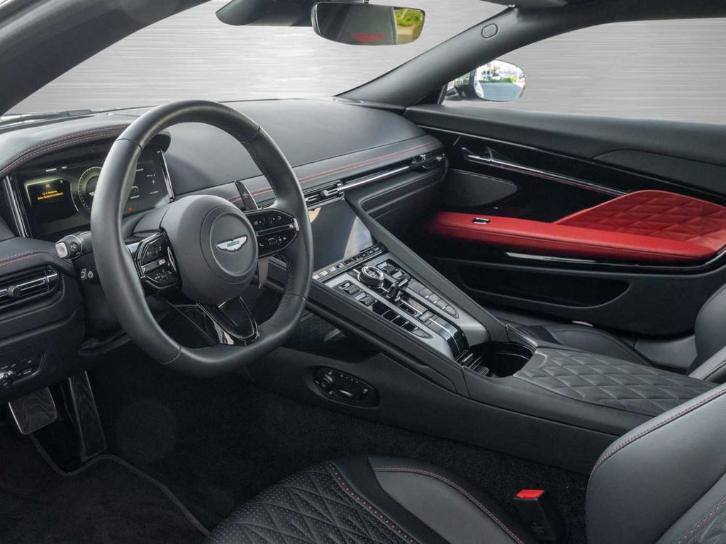 Aston Martin DB12 2024