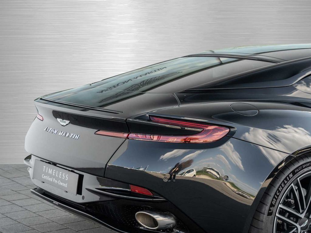 Aston Martin DB12 2024