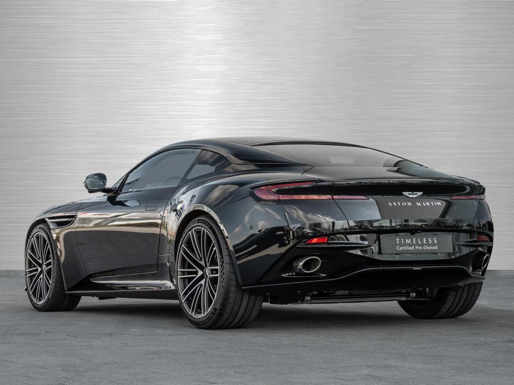 Aston Martin DB12 2024