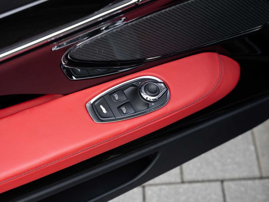 Aston Martin DB12 2024