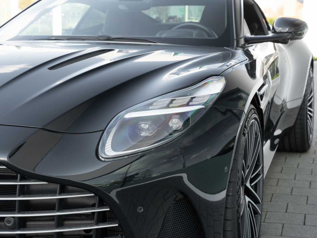 Aston Martin DB12 2024