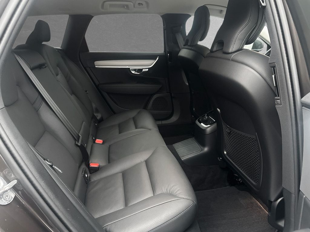 Volvo V90 2025