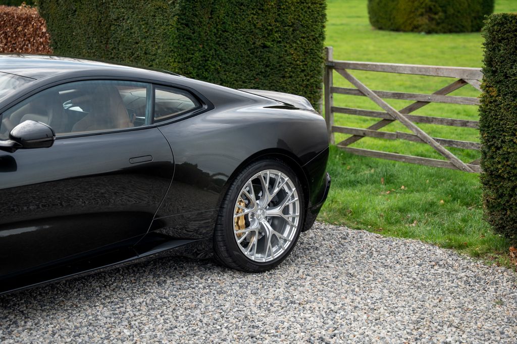 Aston Martin Vanquish 2025