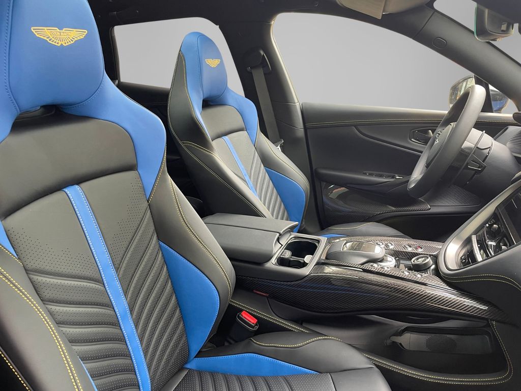 Aston Martin DBX 2025