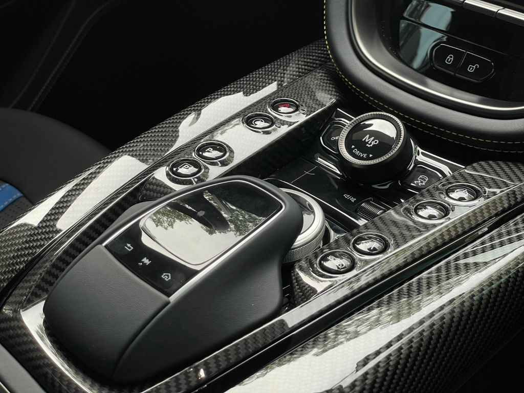 Aston Martin DBX 2025