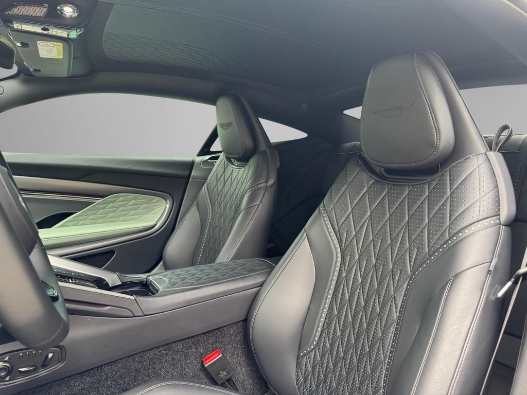 Aston Martin DB12 2025