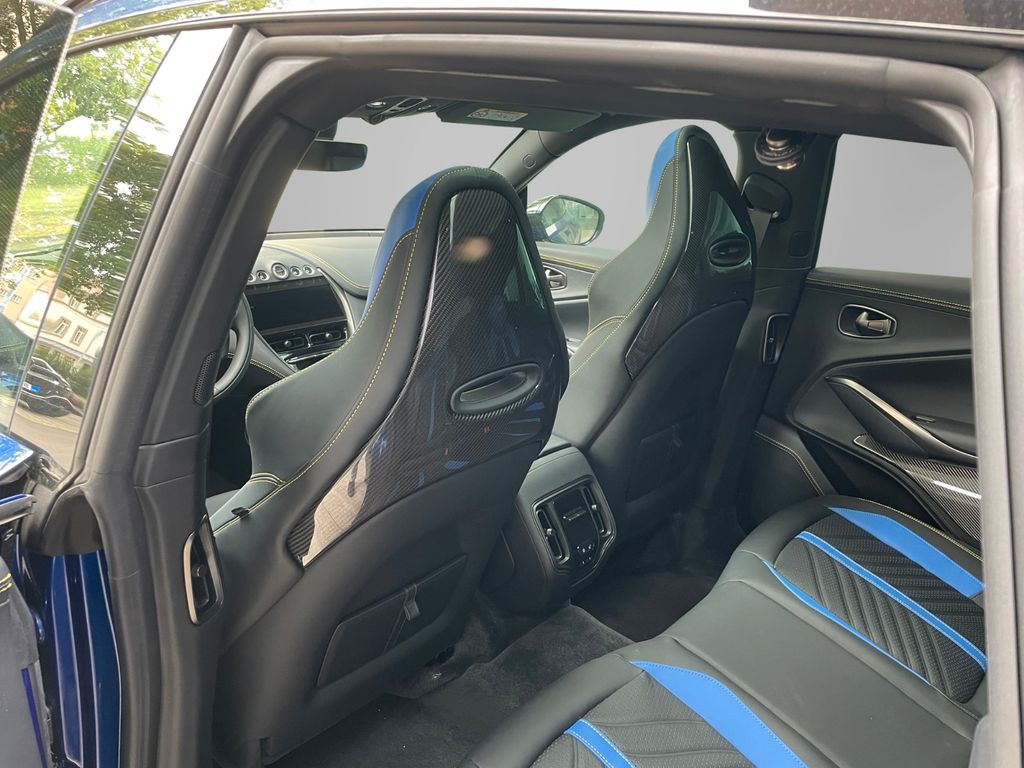 Aston Martin DBX 2025