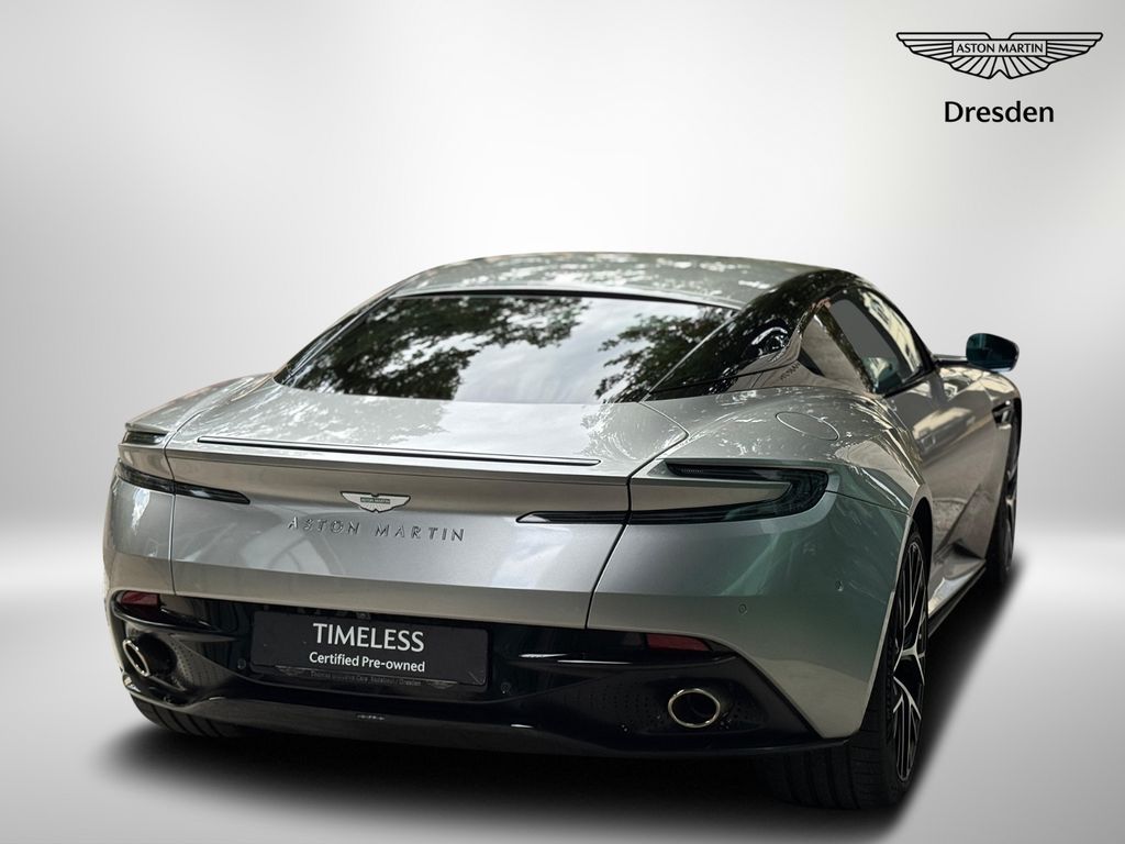 Aston Martin DB12 2025