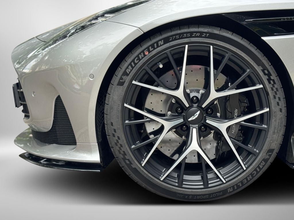 Aston Martin DB12 2025