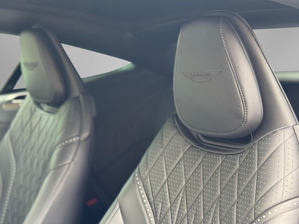 Aston Martin DB12 2025