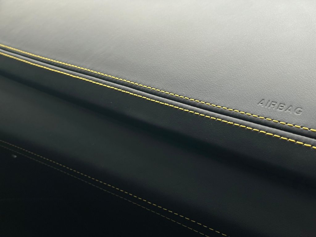 Aston Martin DBX 2025