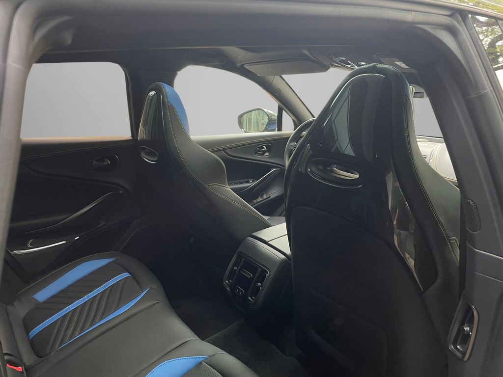 Aston Martin DBX 2025
